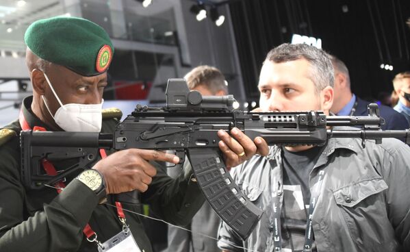 Una nueva Kalashnikov y un auto anfibio: estrenos mundiales del foro militar Army 2020 - Sputnik Mundo