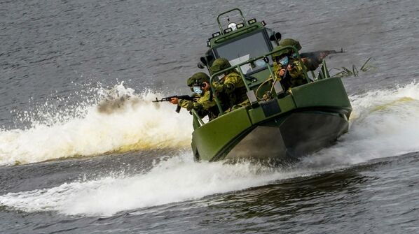 Una nueva Kalashnikov y un auto anfibio: estrenos mundiales del foro militar Army 2020 - Sputnik Mundo