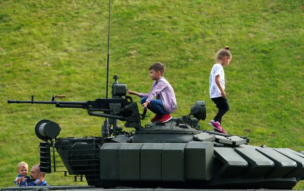 Una nueva Kalashnikov y un auto anfibio: estrenos mundiales del foro militar Army 2020 - Sputnik Mundo