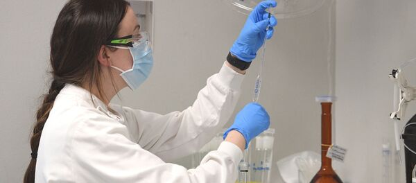 Desarrollo de la vacuna contra el COVID-19 en un laboratorio de la británica AstraZeneca - Sputnik Mundo