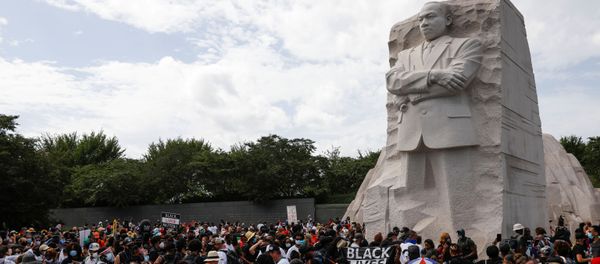 Los manifestantes se reúnen junto al monumento a Martin Luther King en Washington - Sputnik Mundo