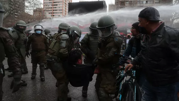 Carabineros de Chile durante la manifestación en Santiago - Sputnik Mundo