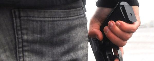 Hombre armado - Sputnik Mundo