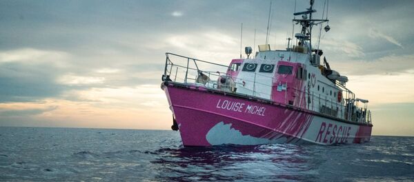 El barco de rescate de migrantes Louise Michel financiado por Banksy - Sputnik Mundo