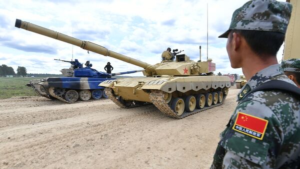 Un tanque chino durante una competición del Biatlón de Tanques - Sputnik Mundo