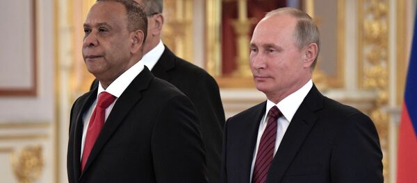 Embajador de la República Dominicana en Rusia, José Manuel Castillo Betances, con el presidente de Rusia, Vladímir Putin - Sputnik Mundo