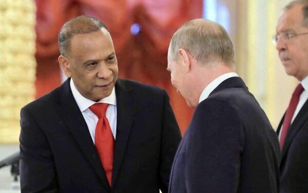 Embajador de la República Dominicana en Rusia, José Manuel Castillo Betances, con el presidente de Rusia, Vladímir Putin - Sputnik Mundo