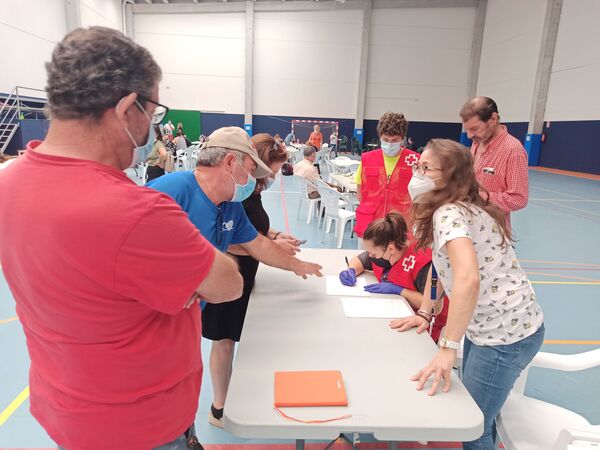 Desalojan a 800 vecinos en la Sierra de Huelva en uno de los mayores incendios forestales de España Desalojan a 800 vecinos en la Sierra de Huelva en uno de los mayores incendios forestales de España - Sputnik Mundo
