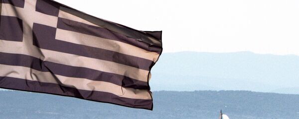 Bandera de Grecia en la costa del mar Egeo - Sputnik Mundo