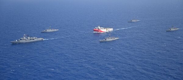 El buque de investigación Oruc Reis acompañado por los buques de las Fuerzas Navales de Tuqruía - Sputnik Mundo