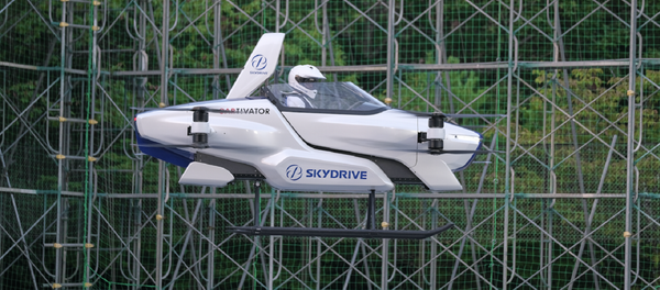 El auto volador de SkyDrive con una persona a bordo durante una prueba de vuelo  - Sputnik Mundo