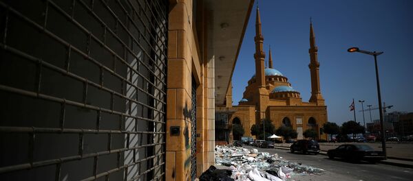 Una mezquita tras la explosión en el puerto de Beirut - Sputnik Mundo