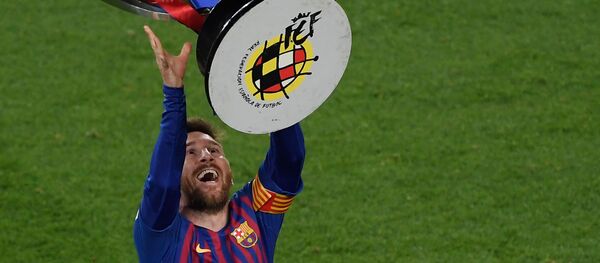 Игрок ФК Барселона Лионель Месси с трофеем Ла Лига  - Sputnik Mundo