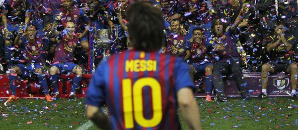 Лионель Месси празднует победу в матче со своей командой - Sputnik Mundo