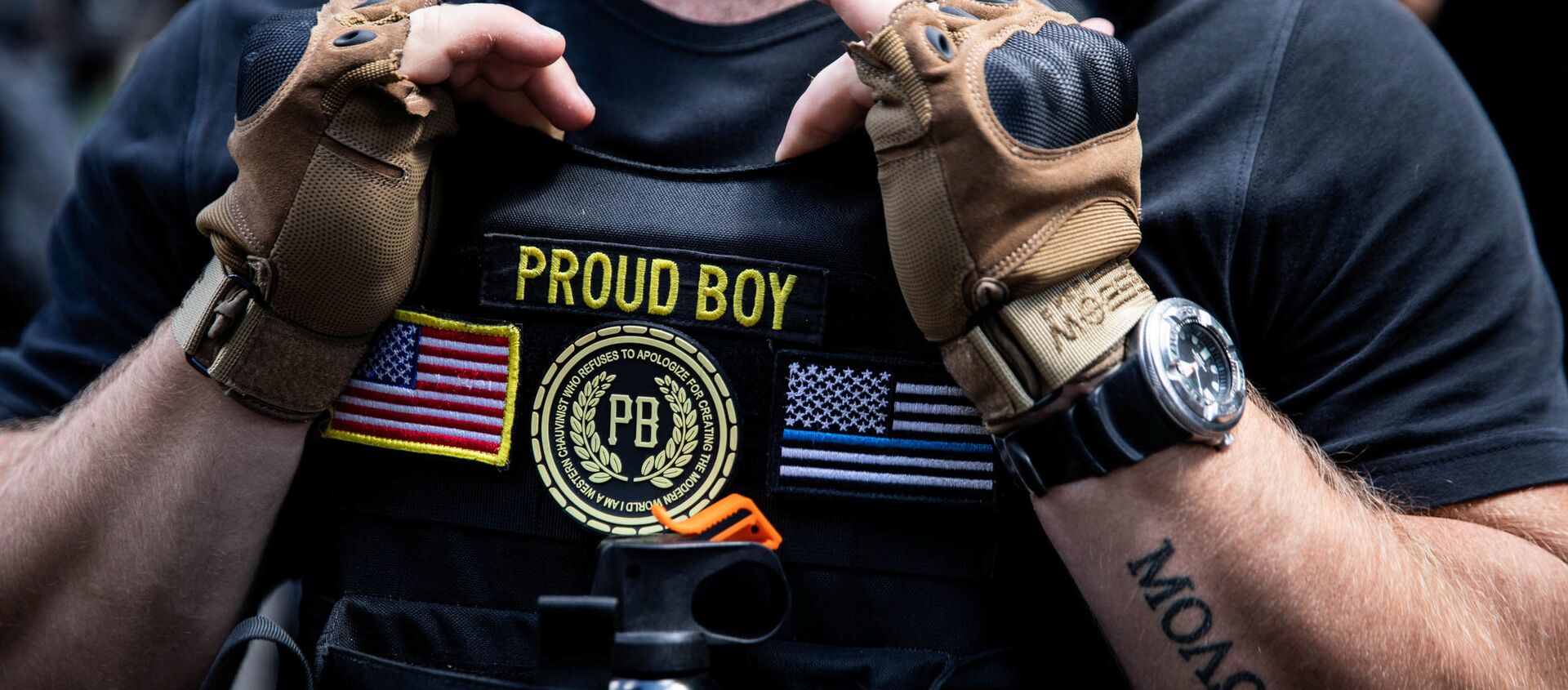 Un integrante del grupo Proud Boys durante una manifestación en favor de la Policía en Portland, Oregon - Sputnik Mundo, 1920, 31.08.2020