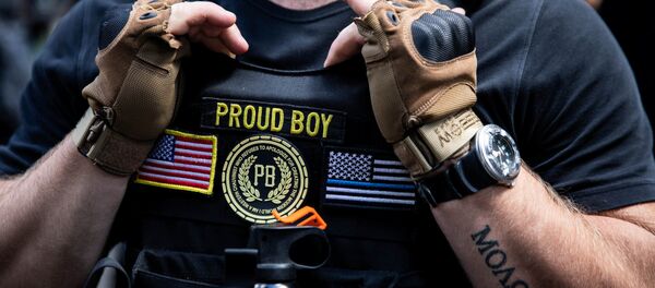 Un integrante del grupo Proud Boys durante una manifestación en favor de la Policía en Portland, Oregon - Sputnik Mundo