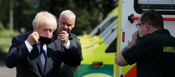 Boris Johnson, primer ministro británico, pone una mascarilla - Sputnik Mundo