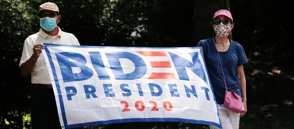 Unos protestantes en apoyo al candidto Joe Biden en las elecciones en EEUU - Sputnik Mundo