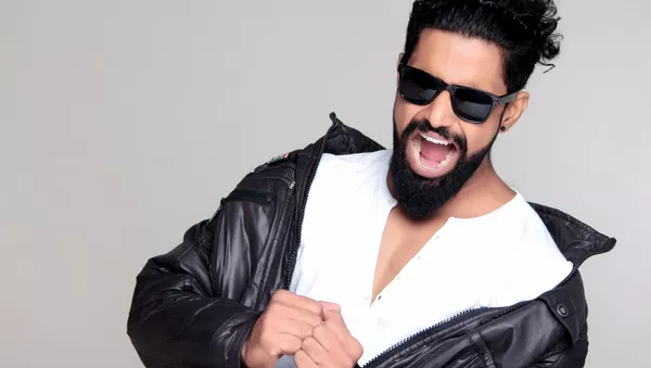 Un hombre con barba