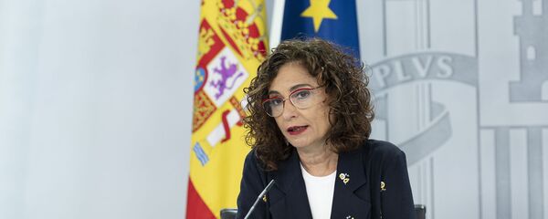 La ministra portavoz María Jesús Montero en una rueda de prensa - Sputnik Mundo