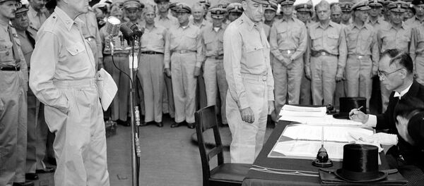 El general estadounidense Douglas MacArthur (izquierda) observa cómo el canciller japonés, Manoru Shigemitsu, firma el acta de rendición El general estadounidense Douglas MacArthur (izquierda) observa cómo el canciller japonés, Manoru Shigemitsu, firma el acta de rendición - Sputnik Mundo