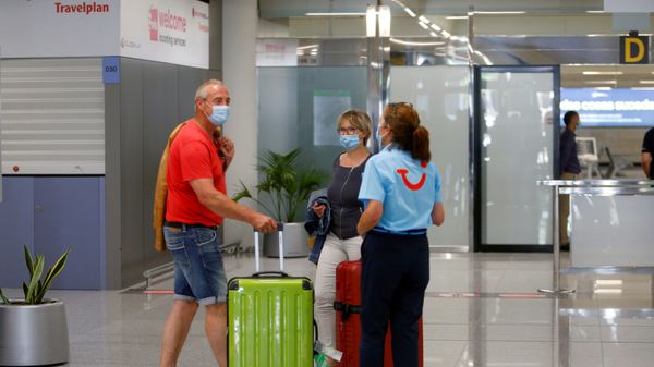 Turistas en el aeropuerto de Mallorca, España Turistas en el aeropuerto de Mallorca, España - Sputnik Mundo