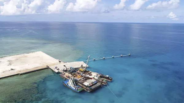 La isla de Pag-asa reclamada por Filipinas, también conocida como Thitu, en el disputado mar de la China Meridional - Sputnik Mundo