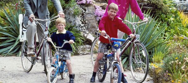 El príncipe Carlos y la princesa Diana y sus hijos, los príncipes William, derecha, y Harry El príncipe Carlos y la princesa Diana y sus hijos, los príncipes William, derecha, y Harry - Sputnik Mundo