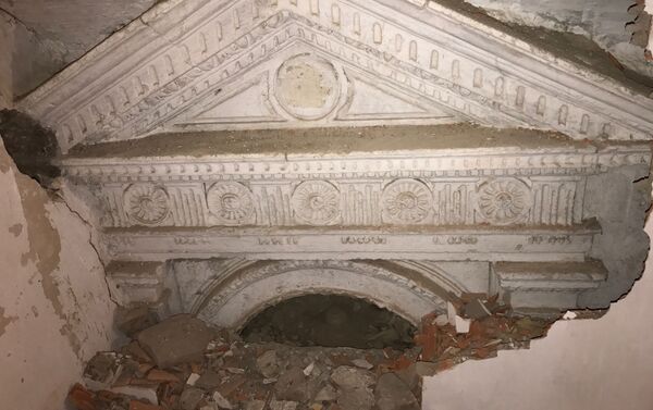 La buhardilla fue el primer sitio donde descubrieron la portada - Sputnik Mundo