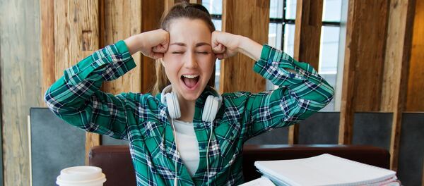 Una chica gritando - Sputnik Mundo