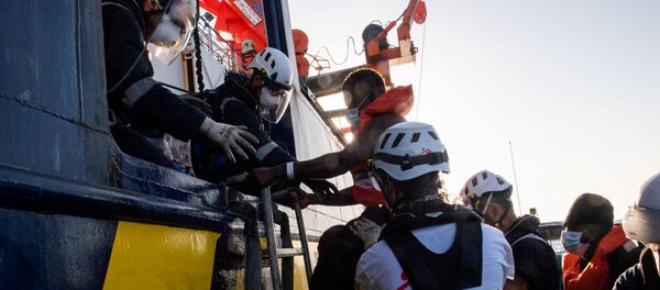 Rescate de migrantes por Sea-Watch 4 - Sputnik Mundo