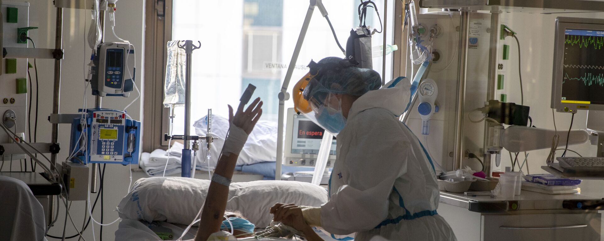 Trabajadores sanitarios asisten a un paciente con COVID-19  - Sputnik Mundo, 1920, 02.09.2020