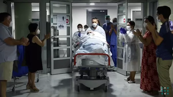 Con un abrazo de aplausos: el paciente con más días en UCI en España pasa a planta | Vídeo Con un abrazo de aplausos: el paciente con más días en UCI en España pasa a planta | Vídeo