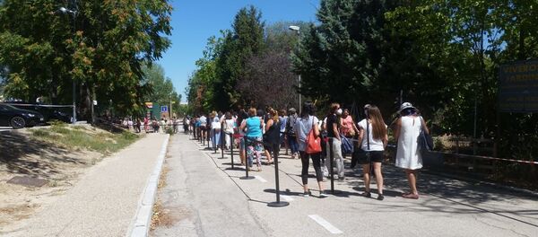 Colas en un instituto de Madrid donde se realizan pruebas de coronavirus a profesores - Sputnik Mundo