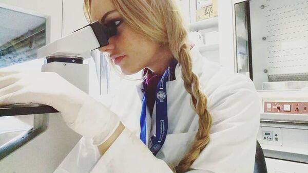 Sabela Álvarez en el laboratorio - Sputnik Mundo