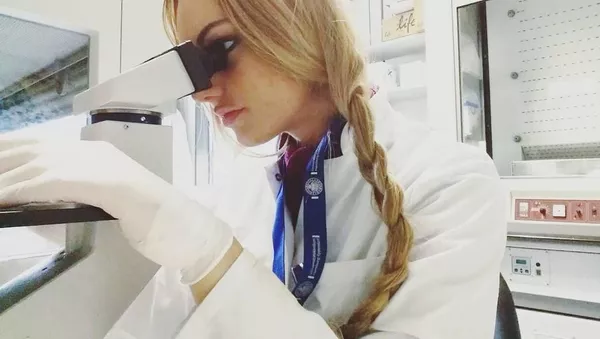 Sabela Álvarez en el laboratorio - Sputnik Mundo