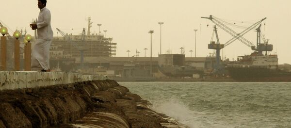 Un hombre en el puerto de la capital kuwaití - Sputnik Mundo