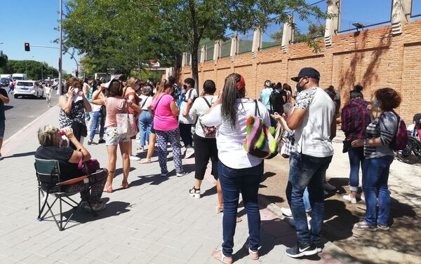 Colas para someterse a unas pruebas serológicas de coronavirus Colas para someterse a unas pruebas serológicas de coronavirus - Sputnik Mundo