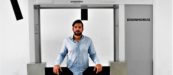 Rafa Mas, emprendedor español,  con una máquina desinfectante de su compañía - Sputnik Mundo