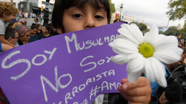 Omar sostiene un cartel Omar sostiene un cartel - Sputnik Mundo