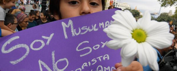 Omar sostiene un cartel  - Sputnik Mundo