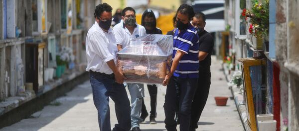 Un funeral durante la pandemia de COVID-19 en México - Sputnik Mundo