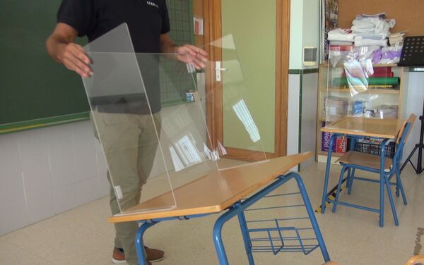 Instalación de mamparas en el CEIP Carmen Borrego Instalación de mamparas en el CEIP Carmen Borrego - Sputnik Mundo