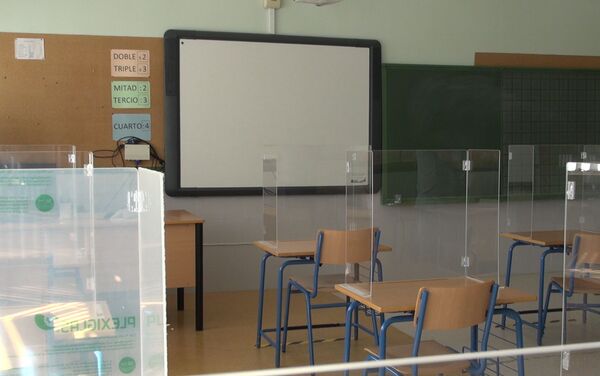 Mamparas en el CEIP Carmen Borrego Mamparas en el CEIP Carmen Borrego - Sputnik Mundo