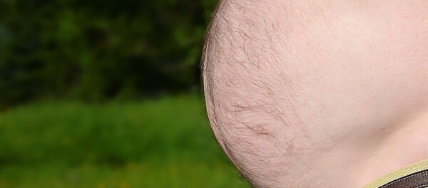 Un hombre con 'barriga cervecera' (archivo) - Sputnik Mundo