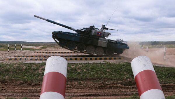 Un tanque de Laos en el Biatlón de Tanques - Sputnik Mundo