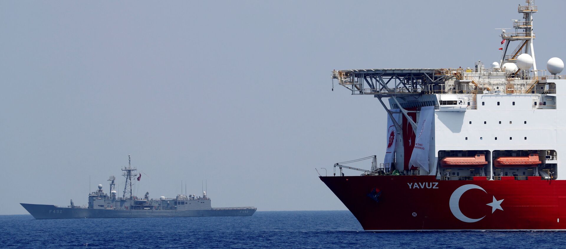 El buque de perforación turco Yavuz escoltado por una fragata de la Marina turca en el Mediterráneo oriental frente a Chipre (archivo) - Sputnik Mundo, 1920, 04.09.2020