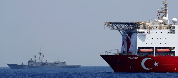 El buque de perforación turco Yavuz escoltado por una fragata de la Marina turca en el Mediterráneo oriental frente a Chipre (archivo) El buque de perforación turco Yavuz escoltado por una fragata de la Marina turca en el Mediterráneo oriental frente a Chipre (archivo) - Sputnik Mundo