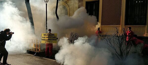 Simulación de un incendio forestal por Greenpeace ante la Embajada de Brasil en Madrid - Sputnik Mundo
