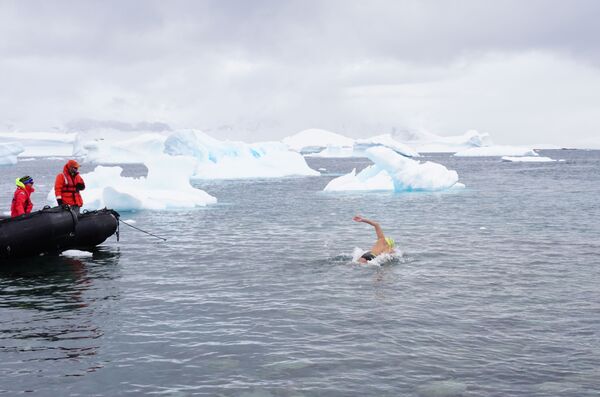 Desde la fría Antártida a las aguas del Titicaca: el nadador del hielo tiene nombre español - Sputnik Mundo